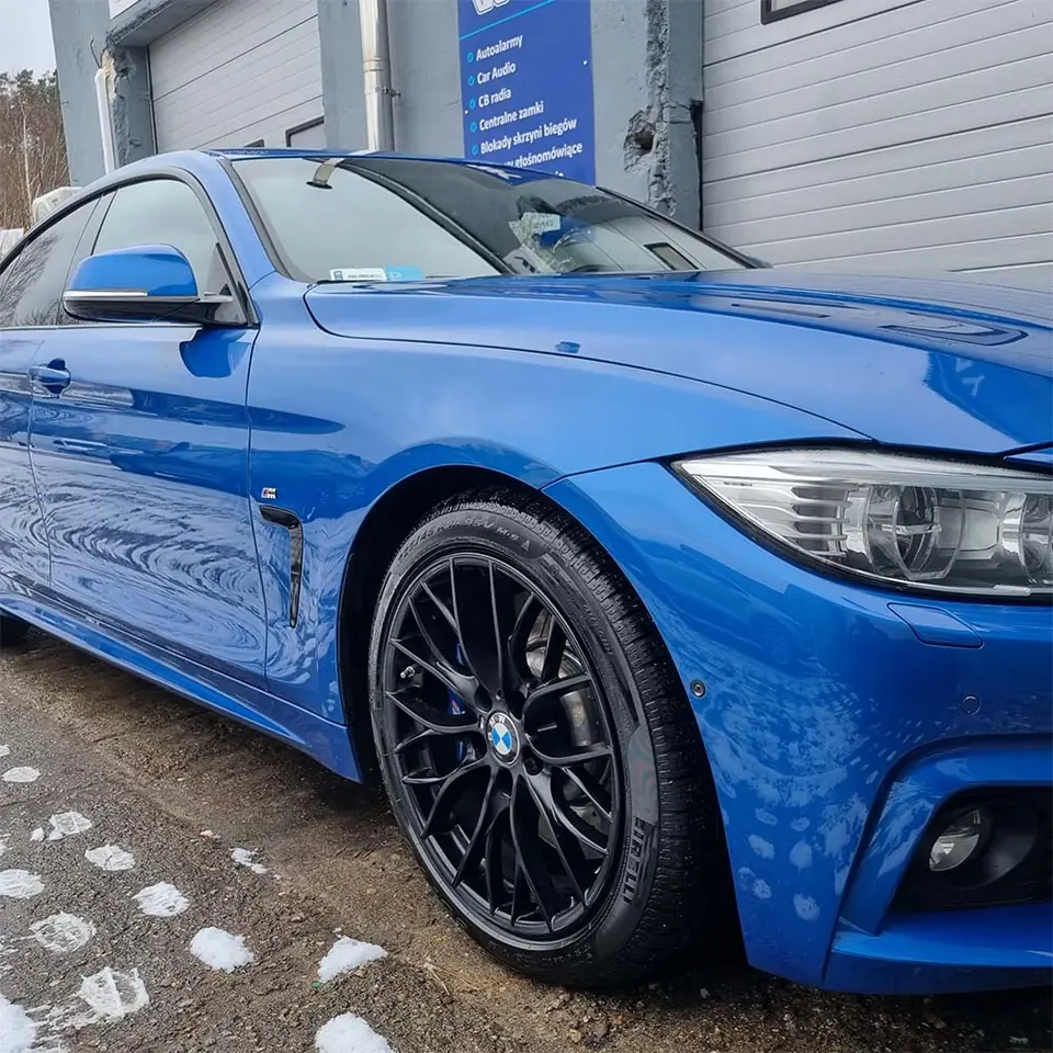 Niebieskie BMW po zabezpieczeniu powłoką ceramiczną