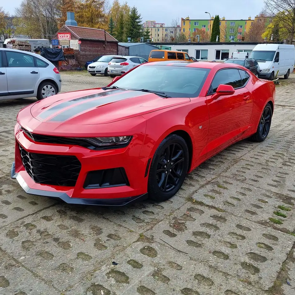 Czerwony samochód sportowy po powłoce ceramicznej