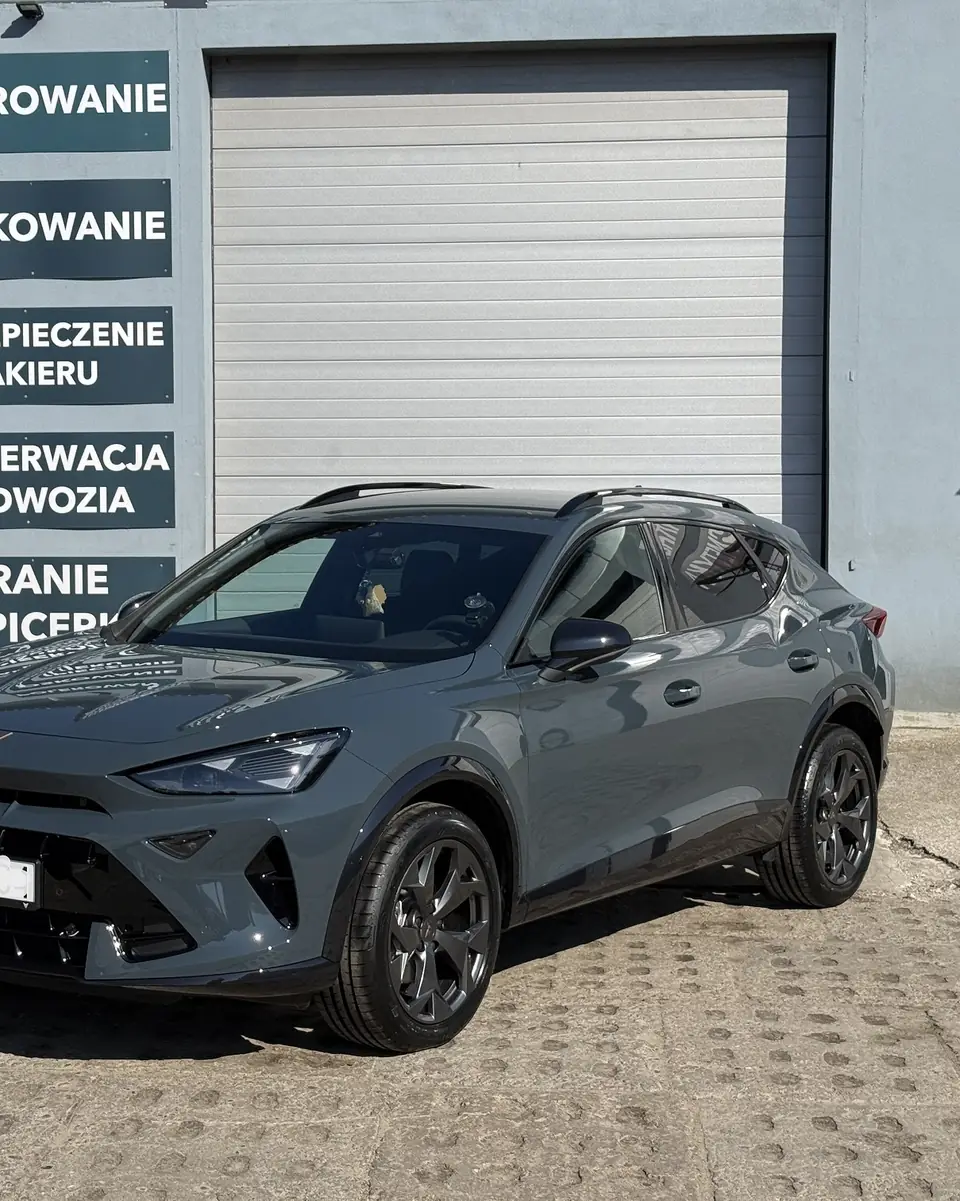 Aplikator ciągnący mokry pas powłoki ceramicznej po ciemnym lakierze