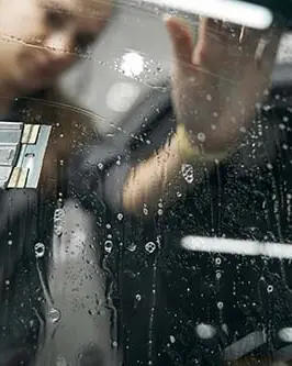 Ściąganie folii reklamowej z karoserii samochodu