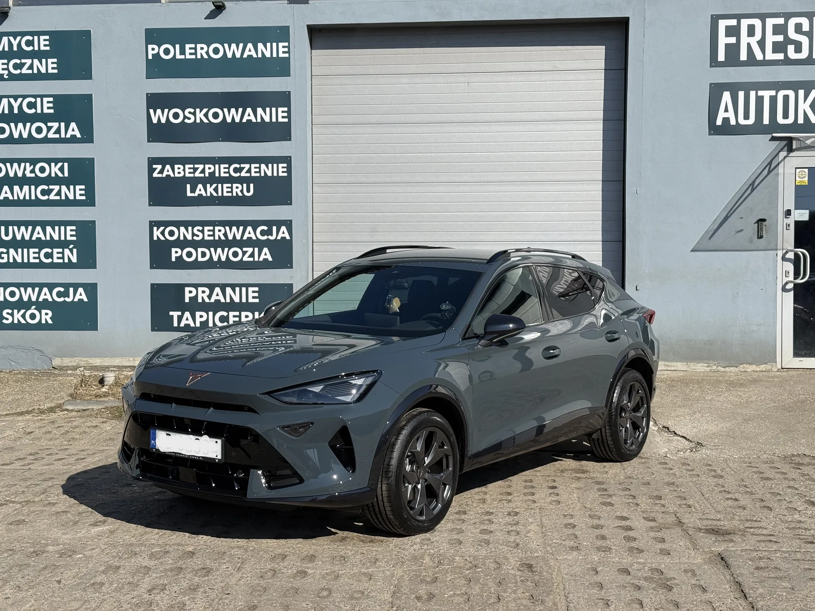 Szary SUV po przygotowaniu do sprzedaży przed halą warsztatu FreshGarage