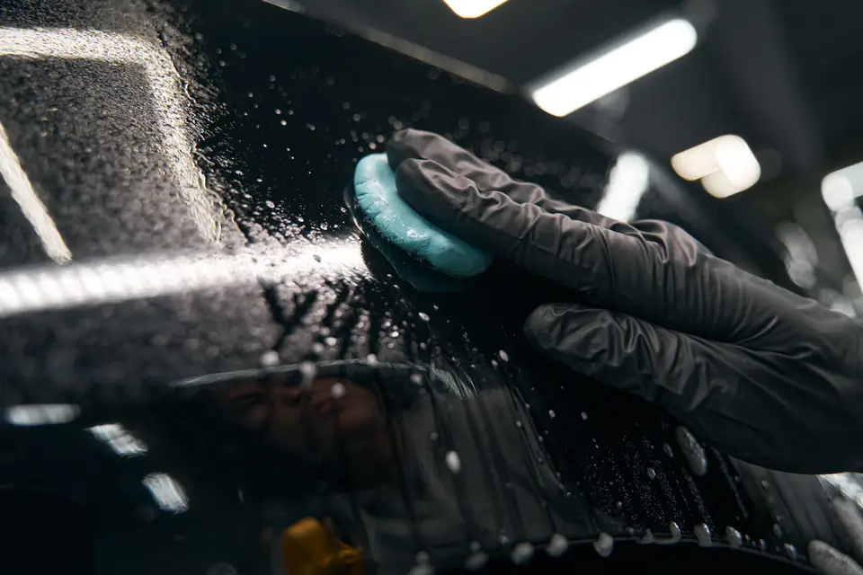 Dekontaminacja lakieru glinką detailingową przed woskowaniem